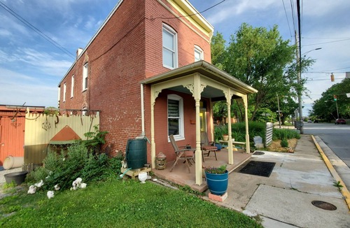 Frederick House | Corporate Housing in Downtown Frederick w/Parking & WiFi