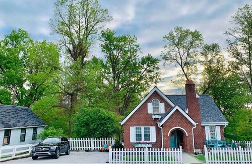 Williamstown House | Cottage for 12, Close to Ark, Private Parking, 4BR