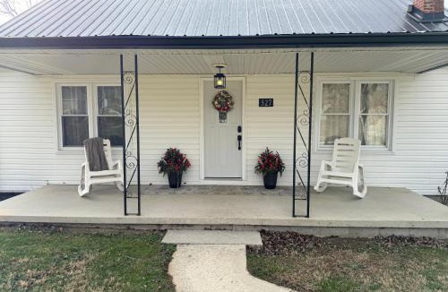 Stanton House | Country Feel with Downtown Convenience - WiFi - 10 Min to Red River Gorge & Natural Bridge