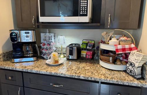 Stanton House | Country Feel with Downtown Convenience - WiFi - 10 Min to Red River Gorge & Natural Bridge