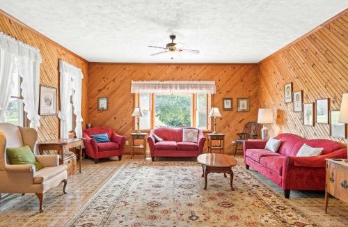 Jonesville House | Country Lodge for 18, With Pool and Pond, Near Ark