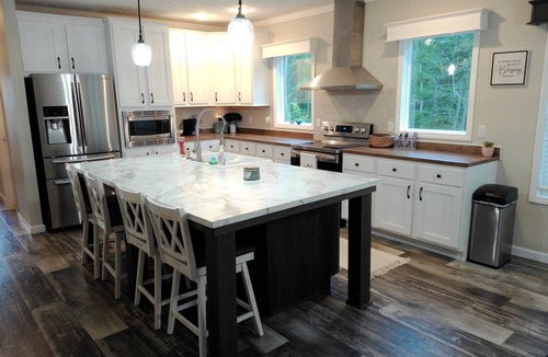 Wellington House | Country Paradise by the Lake!