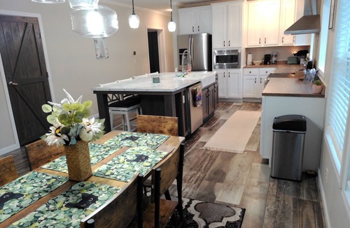 Wellington House | Country Paradise by the Lake!