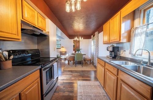 Berkeley Springs Cottage | Country Road Cottage-Mountain Views + Private Hot Tub + Sauna + Game Room