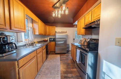 Berkeley Springs Cottage | Country Road Cottage-Mountain Views + Private Hot Tub + Sauna + Game Room