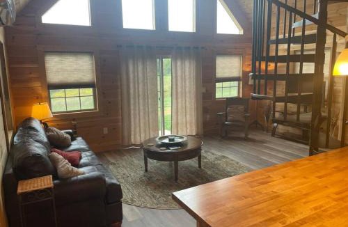 Jonesborough Ski Chalet | Cozy 1 bedroom cabin in the heart of Jonesborough