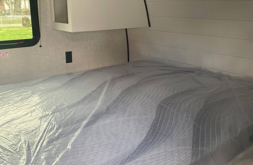 Keslers Cross Lanes RV Rental | Cozy 1-bedroom camper in tranquil setting with AC and heat. Sleeps 4.