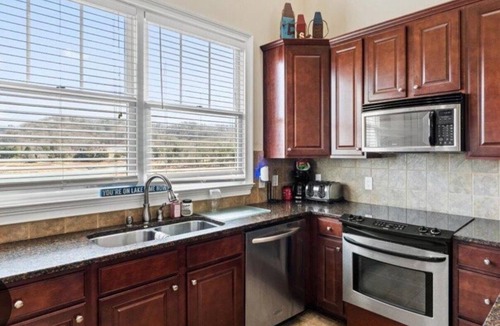 Andersonville Condo | Cozy 2-bedroom lake front condo in charming Andersonville withclubhouse pool,