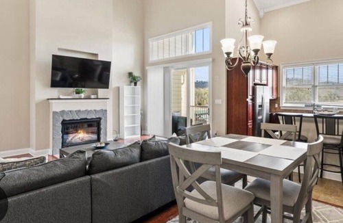 Andersonville Condo | Cozy 2-bedroom lake front condo in charming Andersonville withclubhouse pool,