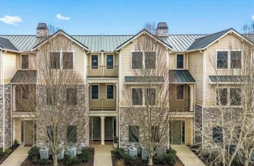 Andersonville Condo | Cozy 2-bedroom lake front condo in charming Andersonville withclubhouse pool,