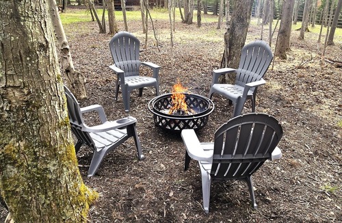 Thayerville Cabin | Cozy 2-Bedroom Log Cabin w/Hot Tub & Fireplace - Ski at Wisp & Walk to Lake