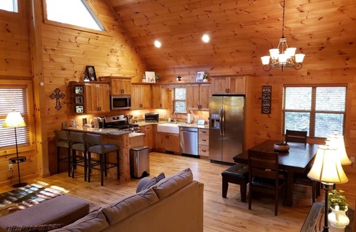 Fleetwood Cabin | Cozy 3-bedroom cabin with AC in charming Fleetwood, Dog Friendly