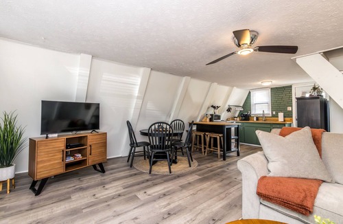 Wellington Cabin | Cozy A-Frame - Pet Friendly - Hot Tub - Fire Pit