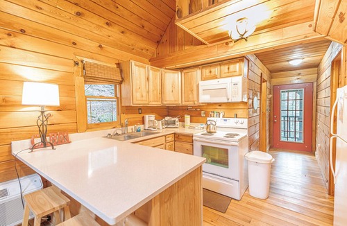 Rogers Cabin | Cozy Cabin Hideaway in Cave Hollow - Sandstone Dream