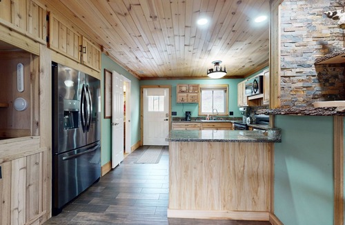 Sugar Mountain Ski Chalet | Cozy cabin in the blue ridge mountains close by lifts, golf, and zip-line