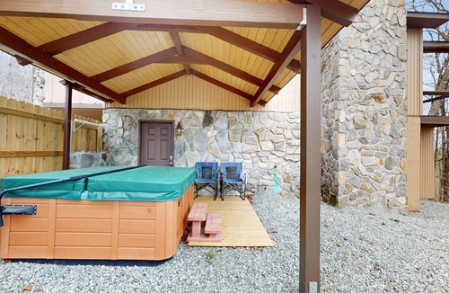 Sugar Mountain Ski Chalet | Cozy cabin in the blue ridge mountains close by lifts, golf, and zip-line
