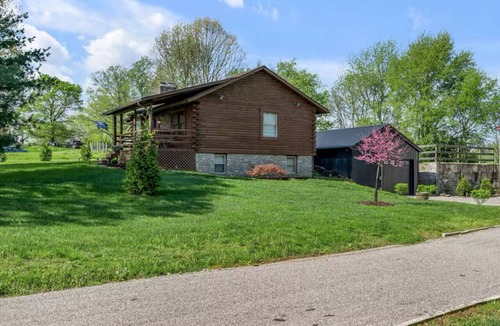 Midway Cabin | Cozy cabin in the heart of horse country