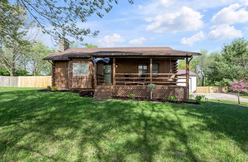 Midway Cabin | Cozy cabin in the heart of horse country