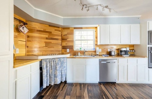 Swannanoa Cabin | Cozy Cabin Mountain Views Asheville Black Mtn Fire Pit and Hot Tub