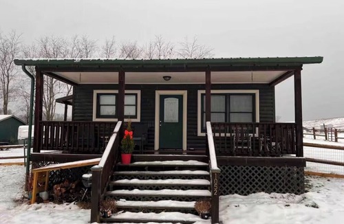 Bretz Cabin | Cozy cabin on a homestead surrounded by animals - enjoy a fire pit & fresh eggs