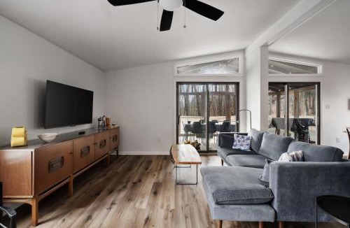 Berkeley Springs Ski Chalet | Cozy cabin w deck & grill, dog-friendly, trails