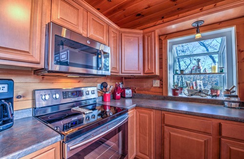 Waynesville Cabin | Cozy Cabin w/Game Room, Jetted Tub & Views | + Biltmore Pass Included
