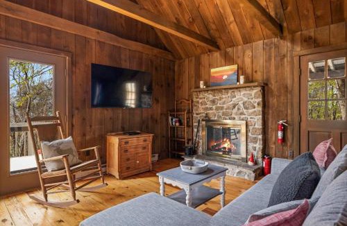 Mathias House | Cozy cabin w grill deck & game room