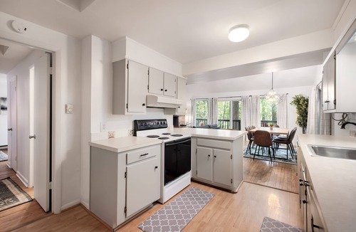 Berkeley Springs Ski Chalet | Cozy cabin w/hot tub & wraparound deck