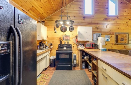 Palestine Cabin | Cozy Cabin w/Pool Table & Fire Pit