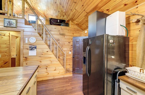 Palestine Cabin | Cozy Cabin w/Pool Table & Fire Pit