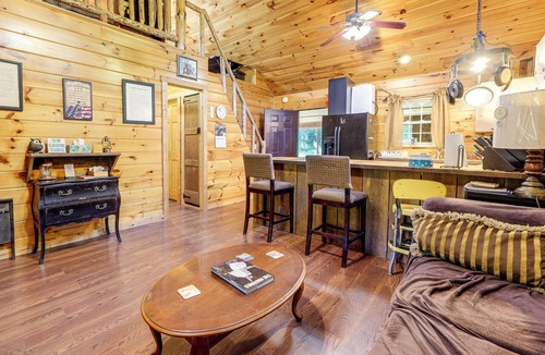 Palestine Cabin | Cozy Cabin w/Pool Table & Fire Pit