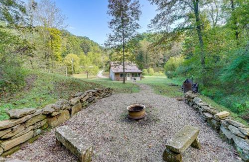 Palestine House | Cozy Cabin w/Pool Table & Fire Pit