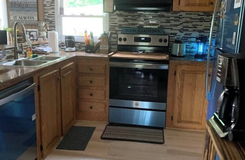 Roan Mountain Cabin | Cozy cabin with delightful mountain views.