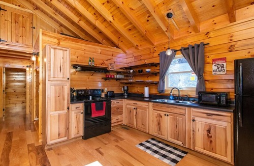 Stanton Cabin | Cozy Canopy- Hot Tub, Firepit, Covered Deck, WiFi