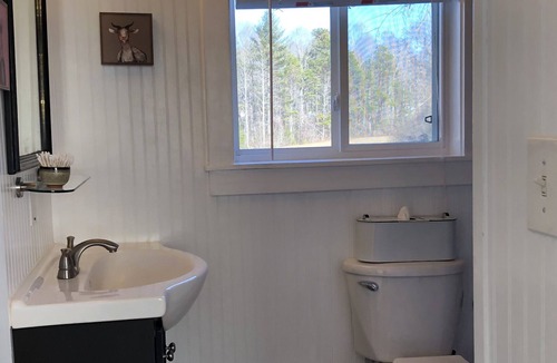 Hendersonville Cottage | Cozy Cottage for Two
