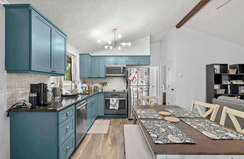 The Woods Ski Chalet | Cozy Cottage w Enclosed Porch, Fireplace & Grill