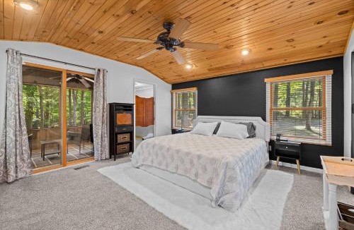 The Woods House | Cozy Cottage w Fireplace FirePit & Resort Access