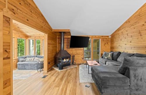 The Woods House | Cozy Cottage w Fireplace FirePit & Resort Access