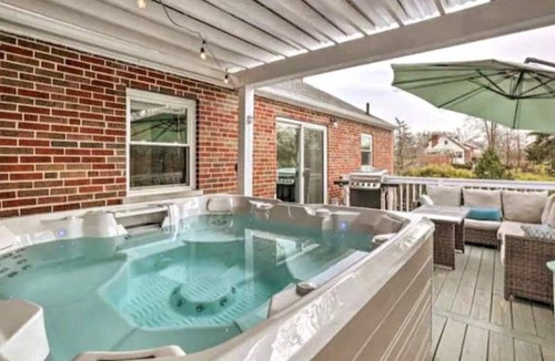 Anderson Township House | Cozy Cottage w/Hot Tub ! Conveniently located, near restaurants & attractions