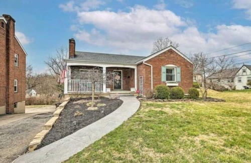 Anderson Township House | Cozy Cottage w/Hot Tub ! Conveniently located, near restaurants & attractions