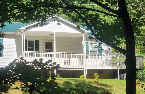 Bakersville House | Cozy Creekside Cottage - A Blue Ridge Mountain Getaway