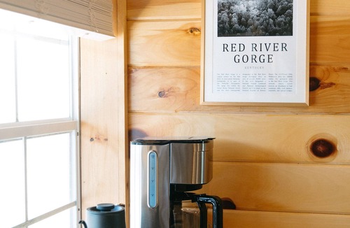 Pine Ridge Cabin | Cozy Dumplin' RRG - Warm & Modern Stay in RRG/Auxier
