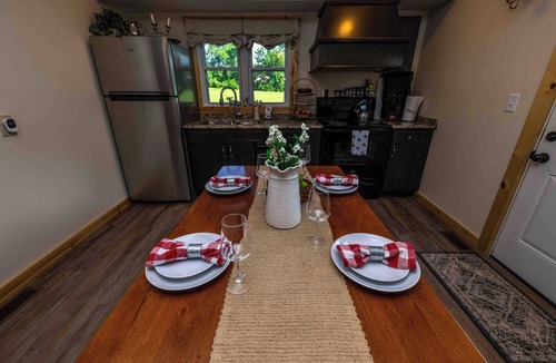 Stanton House | Cozy Farmhouse Downtown Wi-Fi Quiet Setting 10 Minutes to RRG
