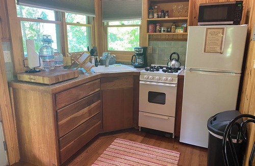 Chimney Rock Cabin | Cozy Guest Cabin-Pet Friendly-Secluded-Peaceful