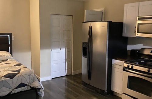 Paradise House | Cozy Hideaway, a studio with fireplace, full kitchen, washer, dryer poor in yard
