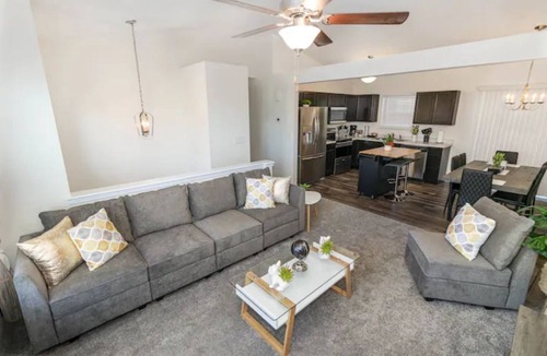 Independence House | Cozy Home away From Home 4bd,2 1/2 bath