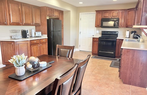 Richmond House | Cozy Home on Golf Course - 6 miles from I-75, Free WiFi