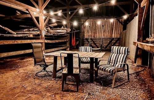 Brooksville House | Cozy Hot Tub “Love Bus” near Augusta, Kentucky
