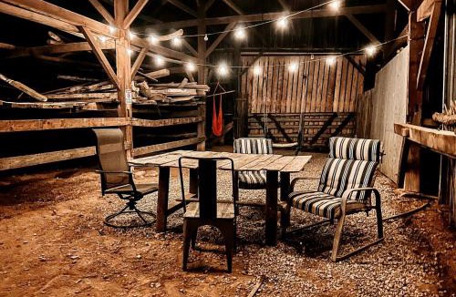 Brooksville House | Cozy Hot Tub “Love Bus” near Augusta, Kentucky