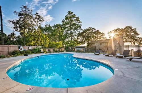 Lake Hamilton Apartment | Cozy Lake Hamilton Condo with Balcony and Pool Access!